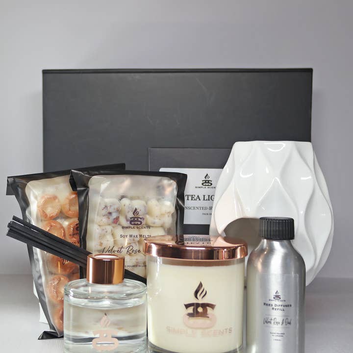 Set regalo: Candela di Indulgenza Simple Scents Experience, Cera Fusa, Bruciatore di Cera Bianca Nico, Diffusore a Bastoncini e Ricarica per Diffusore. per la vendita all'ingrosso da parte di Simple Scents by Simpleness Collection