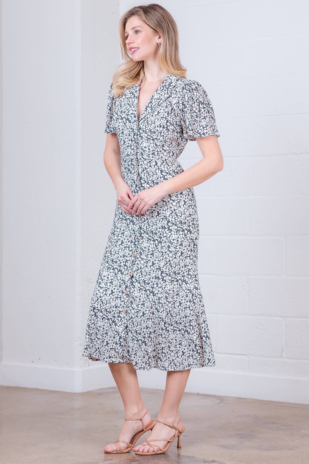 BLAU MULTI SD84336T-KURZÄRMLIGES HEMDKLEID MIT KRAGEN UND KNOPFLEISTE IN MIDI-LÄNGE für den Großhandel auf Faire3