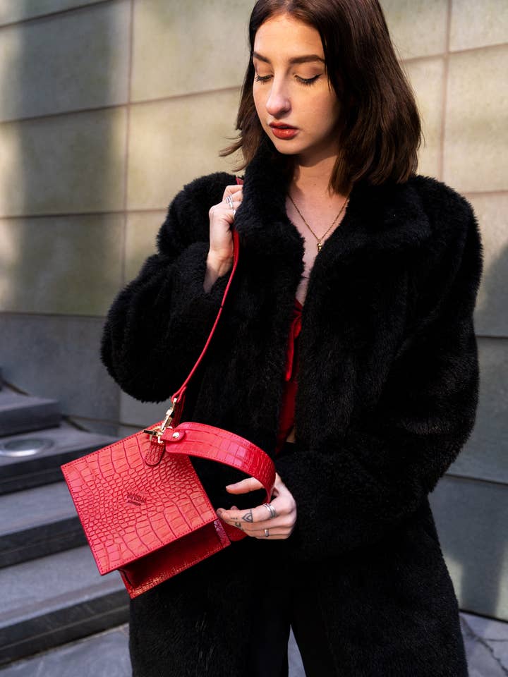 Lola Tasche mit rubinrotem Krokodildruck für den Großhandel von Vanisha London