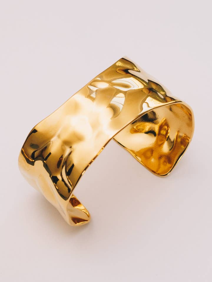 Manchet met hamerslag | 18k verguld & hoogwaardig roestvrij staal voor wholesale door Janna Conner