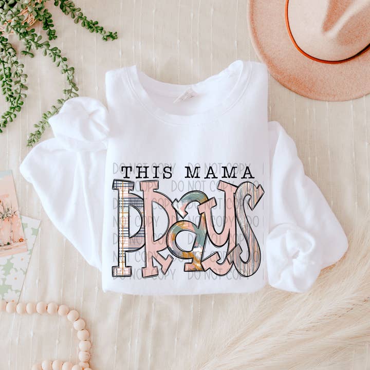 Ce sweat-shirt Mama Prays pour la vente par Serendipity Tees