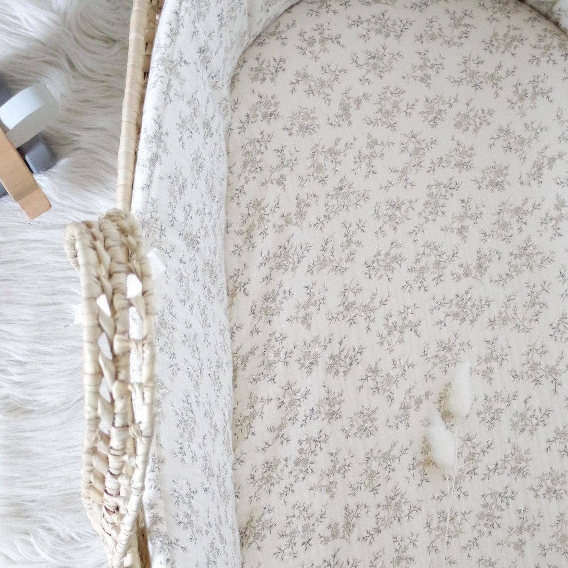 Les p'tites Merveilles de Bérénice - Wholesale Bassinet - Baby - “Louison” bassinet in ecru organic cotton double gauze with beige flowers11