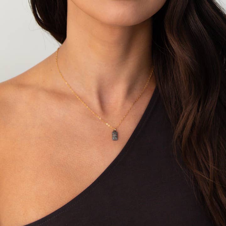 Halskette mit kleinem Diamant-Hundemarken-Anhänger für den Großhandel von CARDEN AVENUE