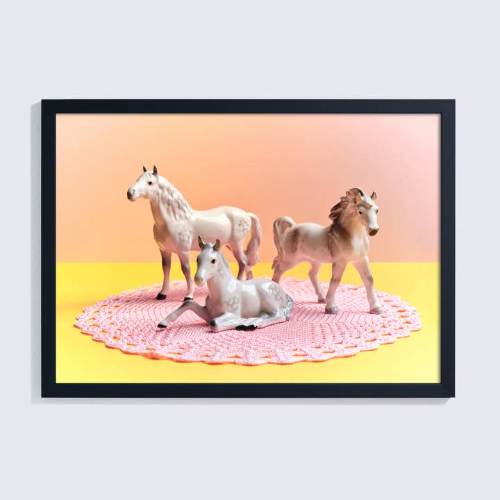Retro Giclée-foto van keramische paarden in pasteltinten voor wholesale door Ornament Art