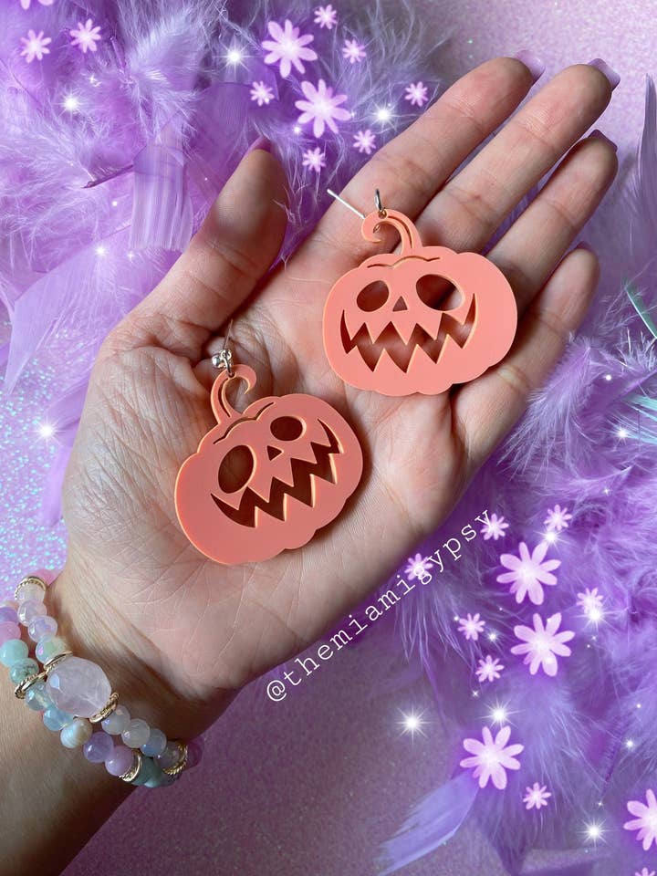 Boucles d'oreilles citrouille pastel Kawaii pour la vente par Cosmic lovely