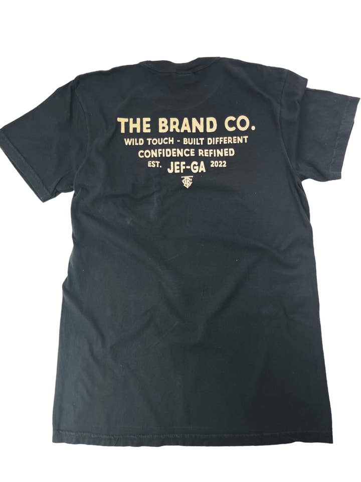 Built Different - Noir pour la vente par The Brand Company LLC.