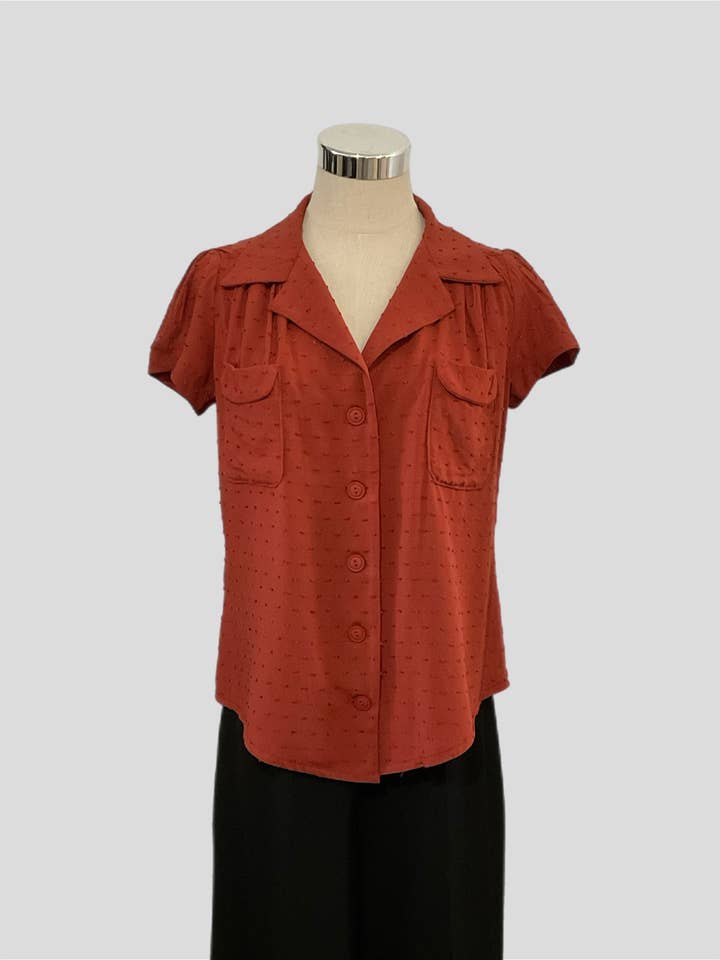 Retrospec'd Clothing – wholesale Blus - Dam – Evita rostfärgad texturerad blus i 1940-tals vintage-stil