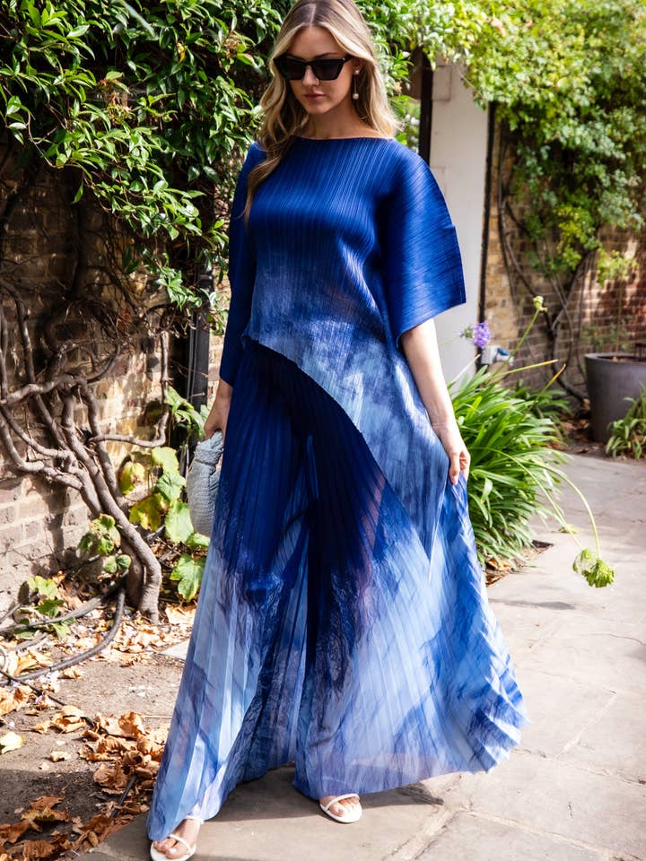 Conjunto completo de top e calças plissadas com tingimento tie-dye em azul. por atacado de CY FASHION. LONDON