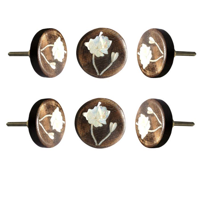 Lot de six boutons en bois Lily en forme de nacre pour la vente par Perilla Home