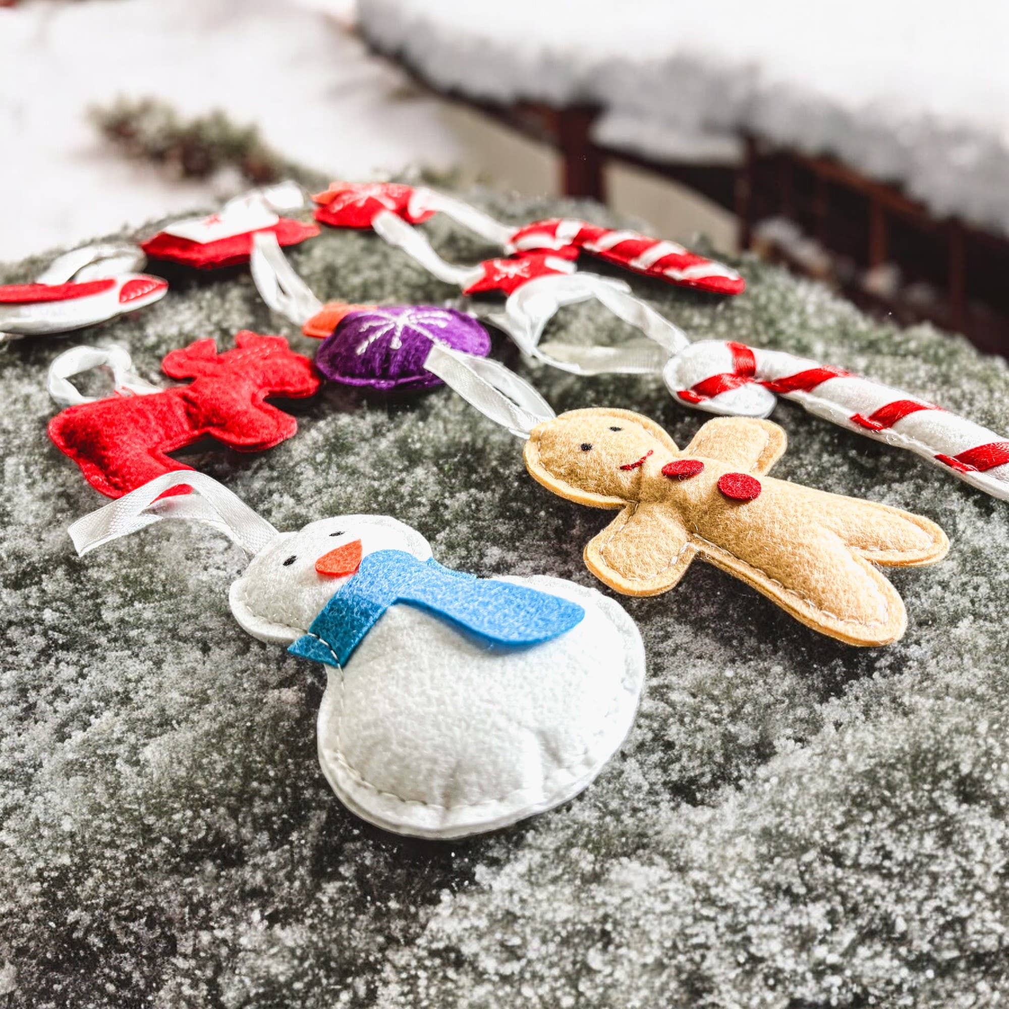 Gia Roma – Großhandel Adventskalender – Wiederverwendbarer Adventskalender aus Filz mit hängenden Plüschornamenten18