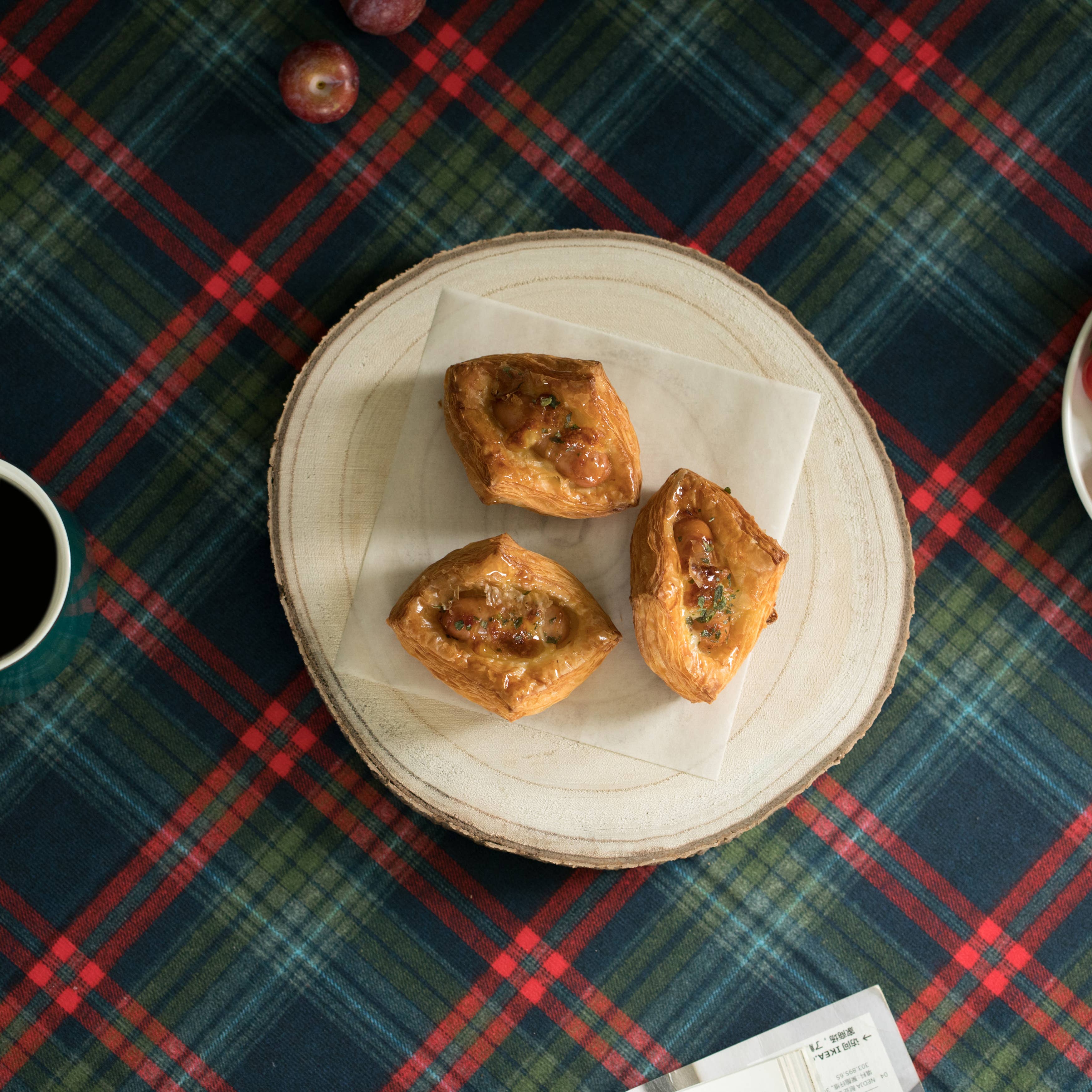 Quickway Imports – wholesale Decorative tray – Wooden Slice Tray Large Rustic Table Charger Centerpiece11