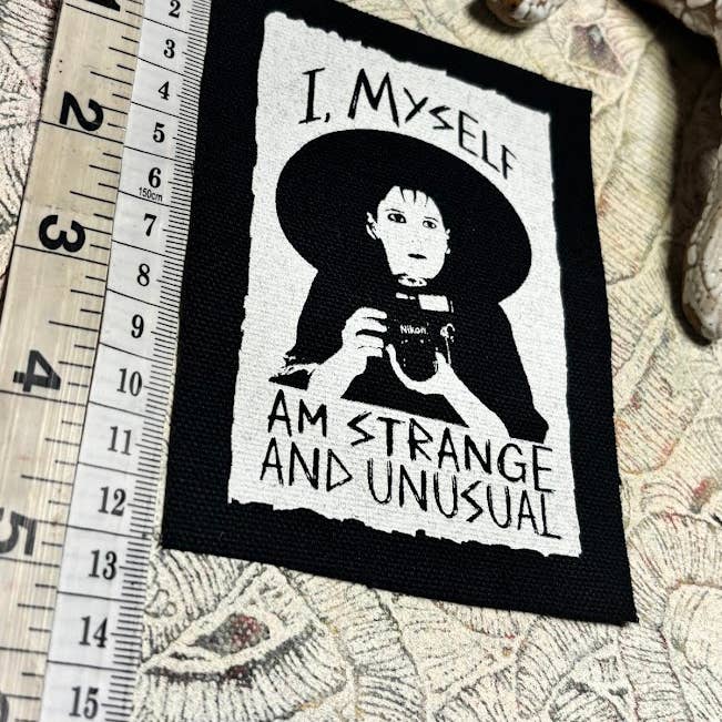 Three Raccoons - Vente Écusson - Lydia Deetz, moi-même je suis étrange et inhabituelle écusson.6