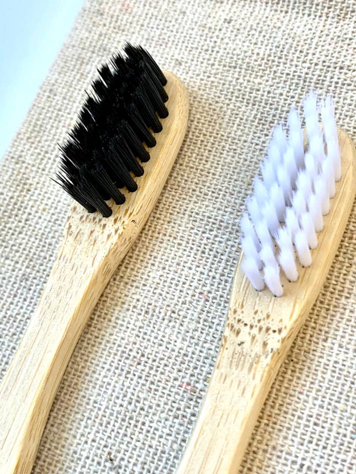 Set of 2 bamboo toothbrushes+linen bag for wholesale by Bonature