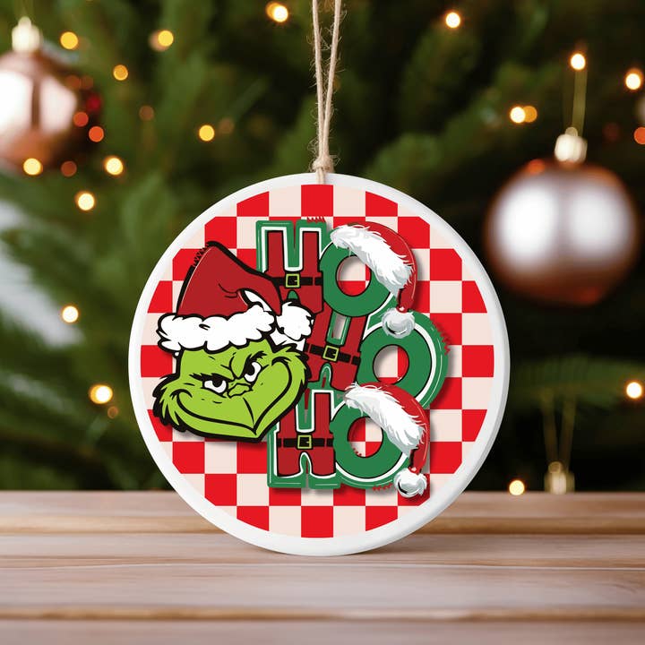 Ho Ho Ho Grinch julekeramikornament for engroshandel hos JAC Wholesale