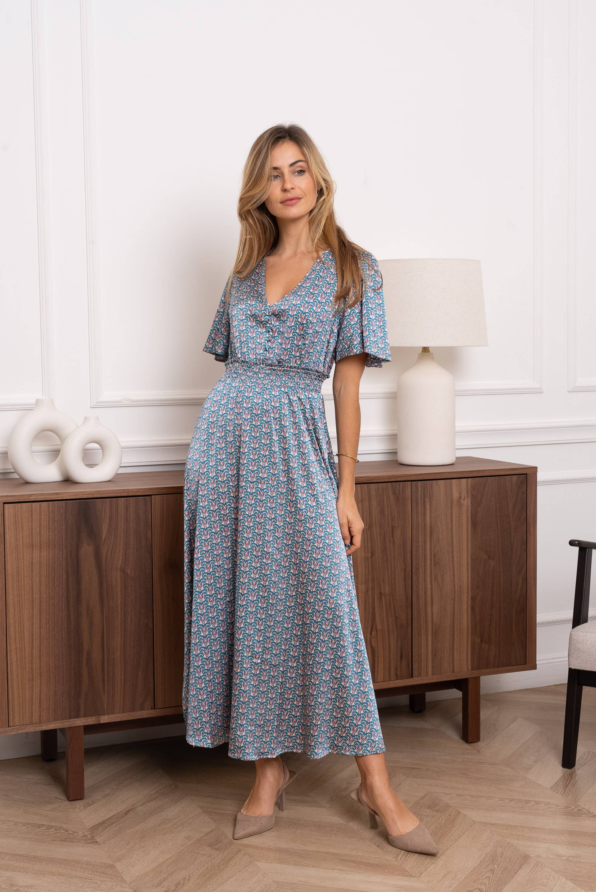 BLÅMÄRKEN ADORA lång mönstrad klänning med korta ärmar för wholesale på Faire3