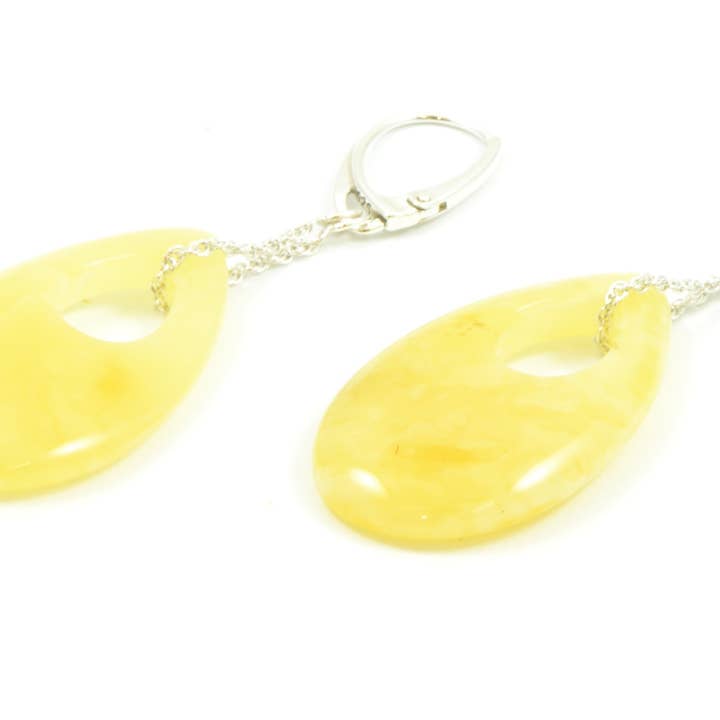 Orecchini pendenti in ambra di forma ovale lattea con argento sterling 925 per la vendita all'ingrosso da parte di The Natural Amber