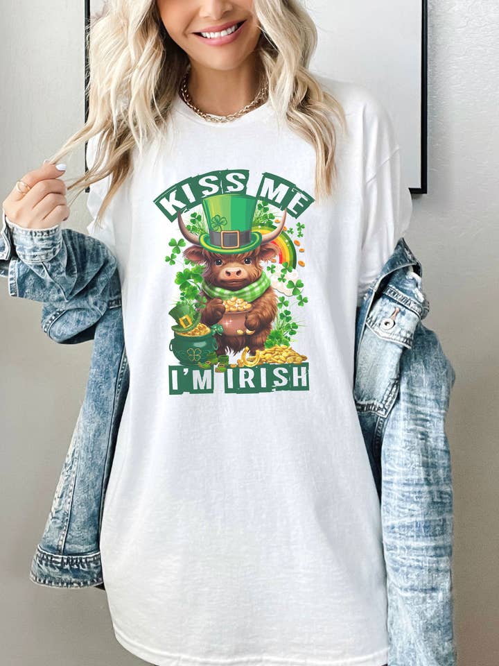 Kiss Me I'm Irish Highland Cow Shirt, Cow St. Patricks Day voor wholesale door SONDO DESIGN LTD
