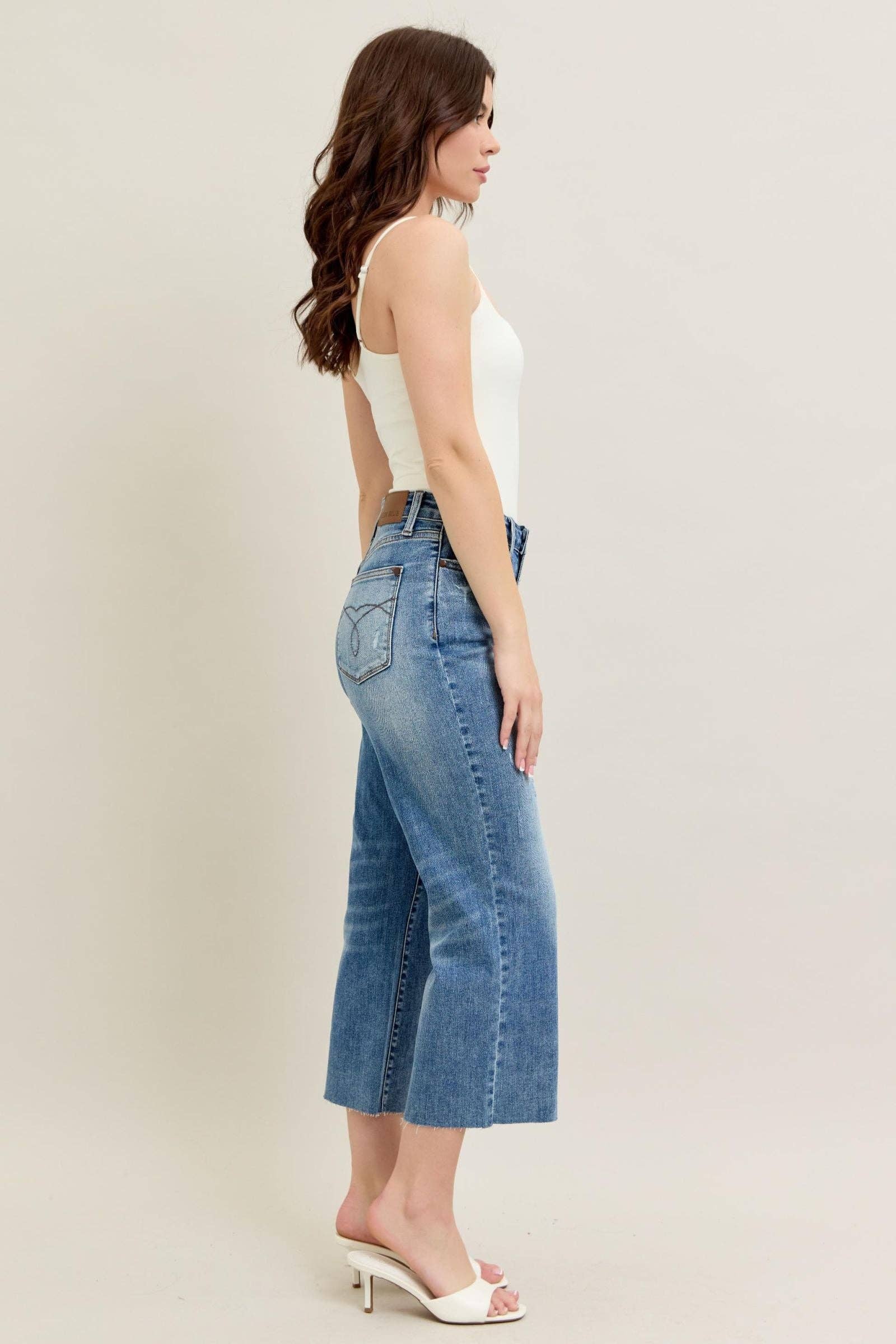 Watermelon Apparel – Großhandel Jeans – Damen – Judy Blue Hochtaillierte Rückentasche Stickerei Rohschnitt Saum Crop Weit7