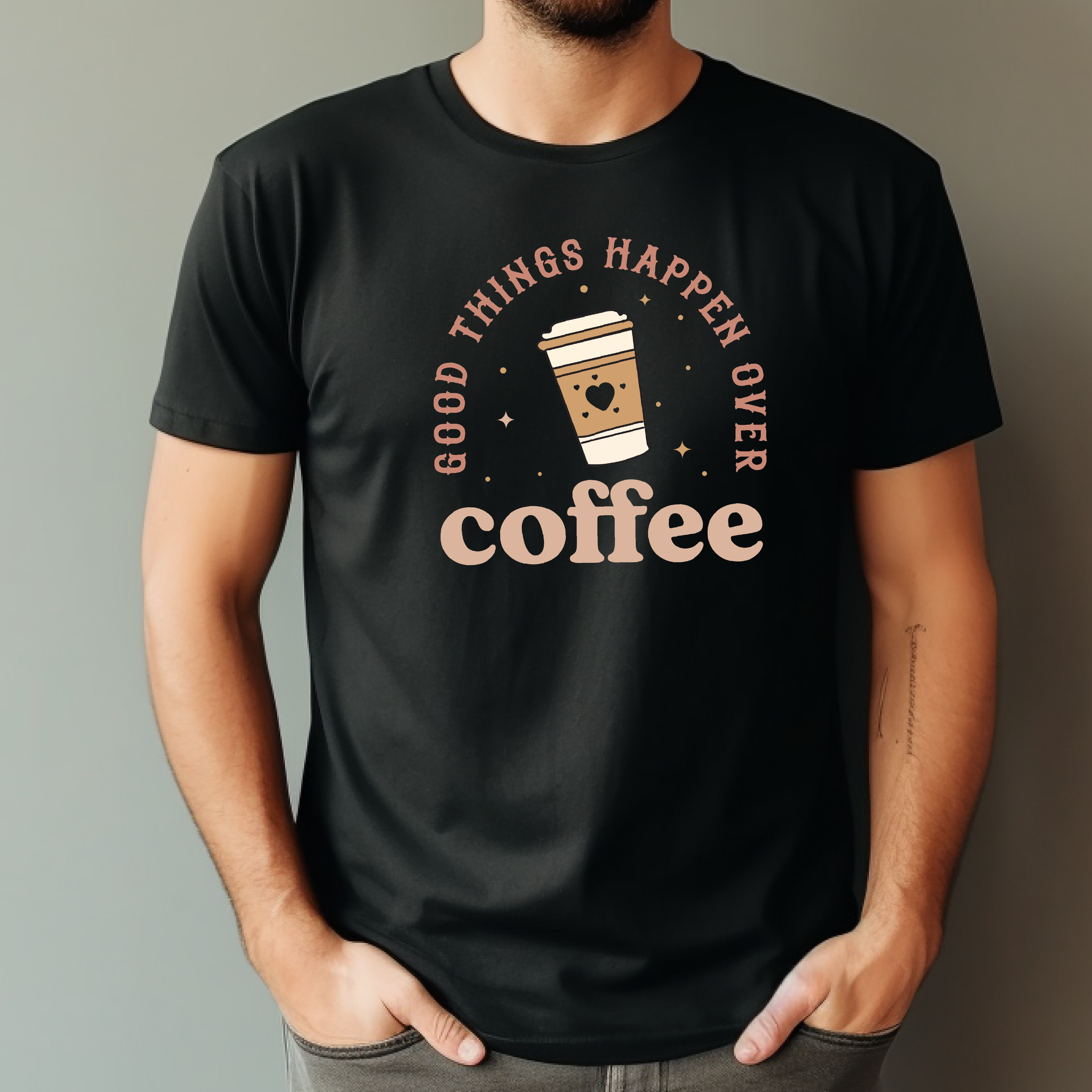 VILNO Apparel - Venta al por mayor Camiseta serigrafiada - Hombre - Camiseta moderna GOOD THINGS HAPPENED OVER COFFEE, 100% algodón0