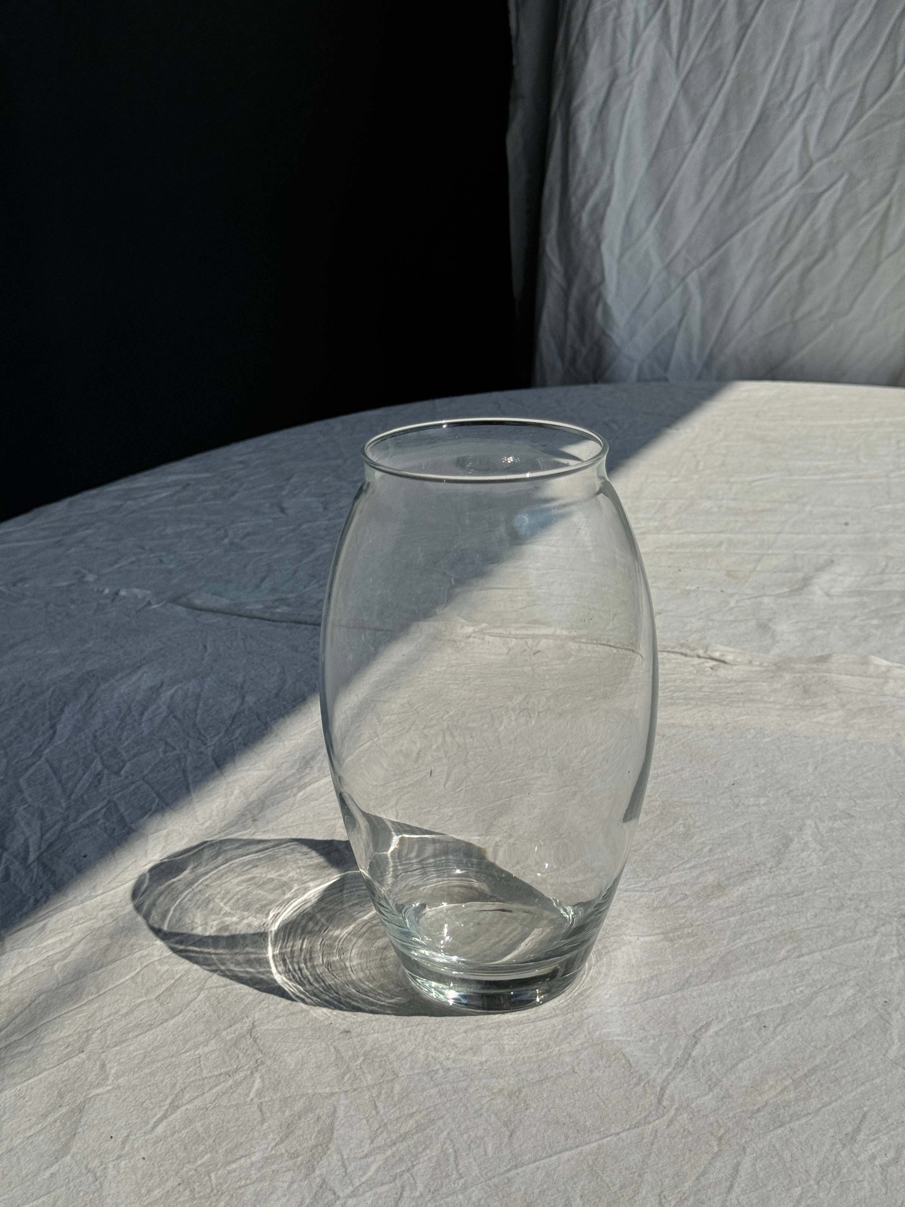 Transparent glass vase H22 for wholesale on Faire