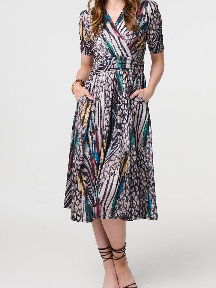 Midikleid in Wickeloptik mit Tiermuster und Rüschen für den Großhandel von Stellalondon