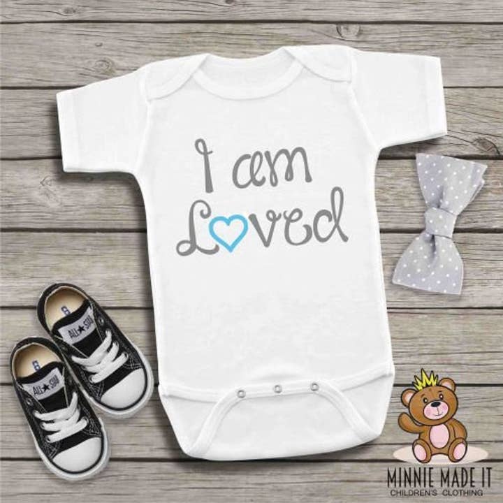 I Am Loved blauw voor wholesale door Minnie Made It