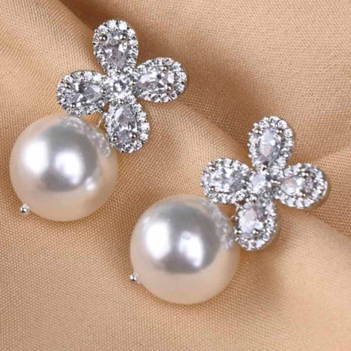 Perle en forme de fleur en métal doré à l'or blanc 18 carats avec diamant blanc pour la vente par Elaa