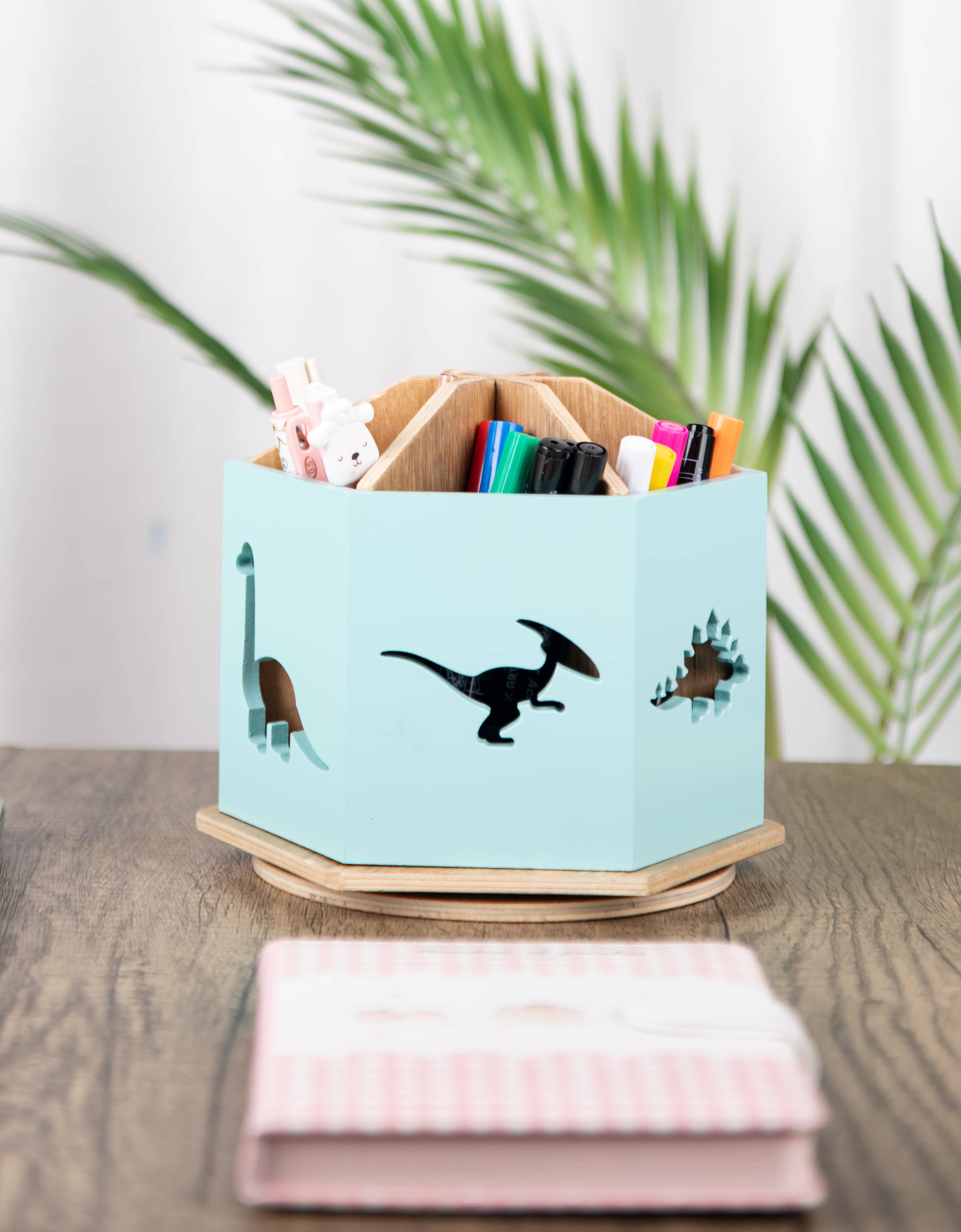 DesignStyles Home – Organizador de secretária por atacado – Organizador de mesa giratório azul de 6 seções com recortes Dino1