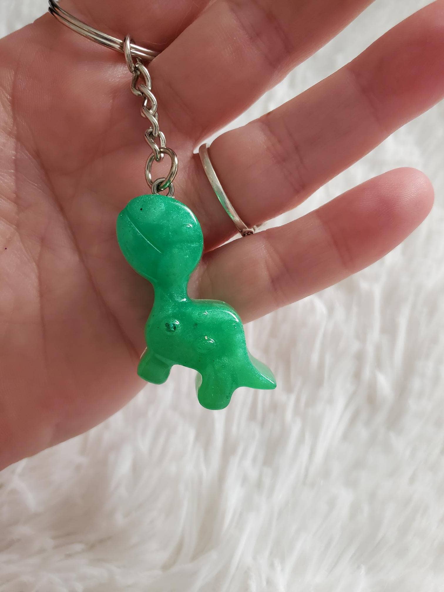 Tots And Tumblers Art - Venta al por mayor Llavero - Niños - Llavero de resina de dinosaurio, llavero tipo mochila0