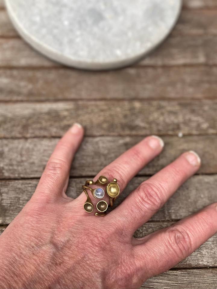 Grote messing en maansteen sculptuur ring voor wholesale door Modern Madini