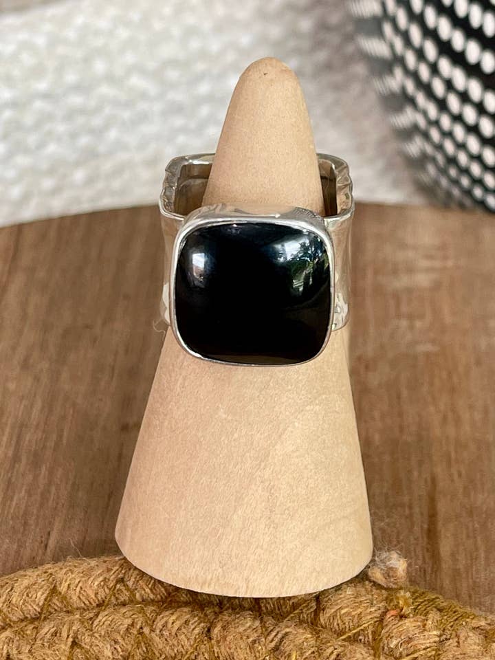 Handgjord ring i sterlingsilver och onyx, storlek 7, fyrkantig. för wholesale av Nizhonitradersllc