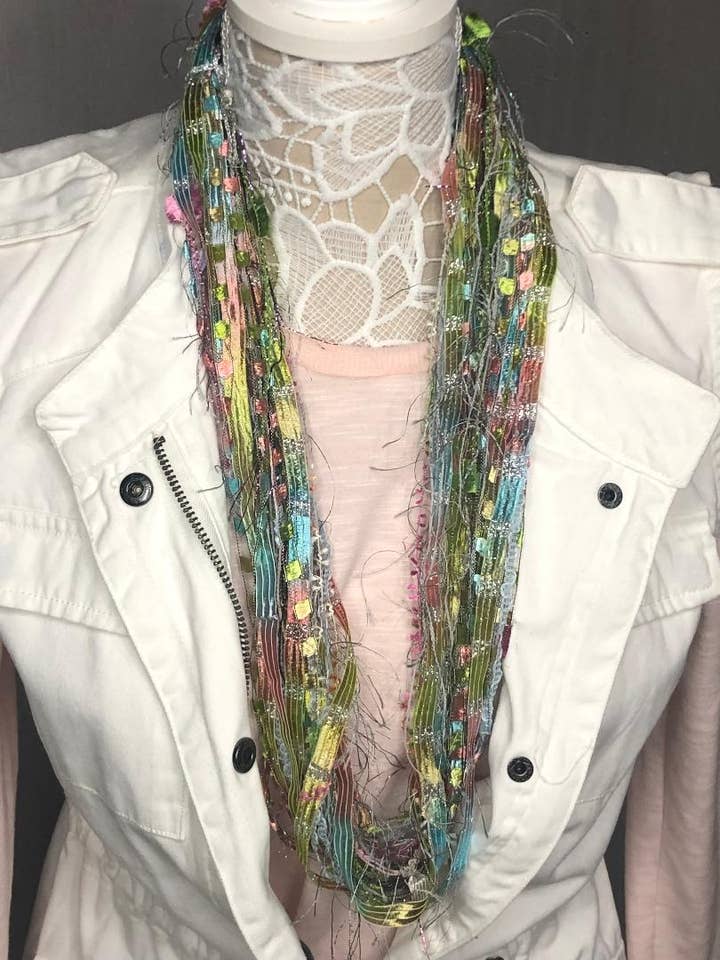 La Petite blødt pasteltørklæde - håndværksfremstillet for engroshandel hos Scarves of Westwood