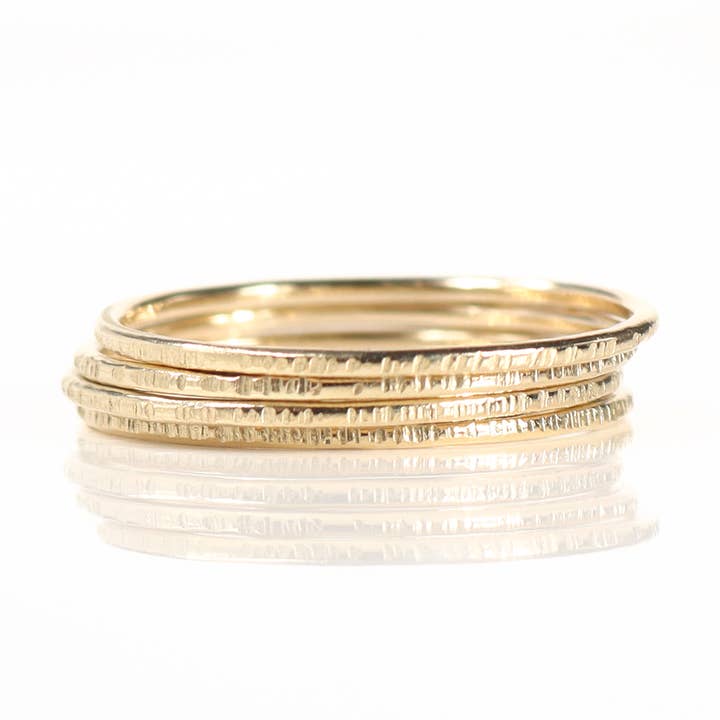 Bague texturée en or massif 9 carats pour la vente par LAVEY LONDON