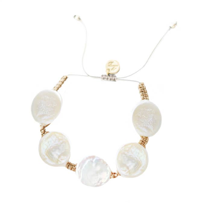 Coin Pearl Armband - Tan Cord voor wholesale door Adriana Pappas Designs