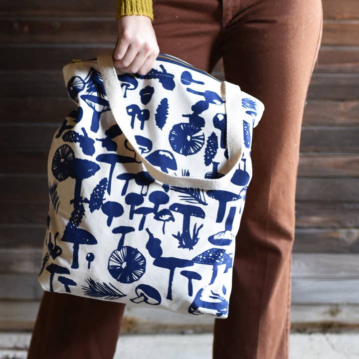 Sac fourre-tout Mushrooms Carry All pour la vente par Erin Flett