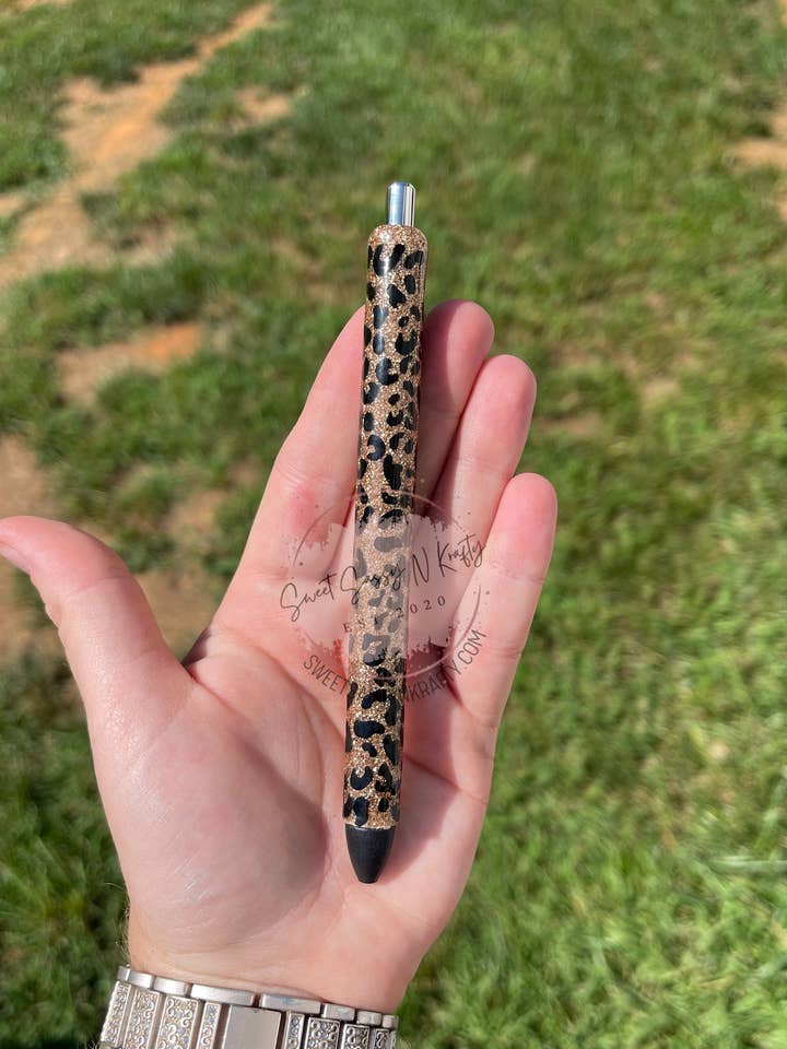 Guld fuld indpakning Leopard Glitter Pen for engroshandel hos Sweet Sassy N Krafty LLC