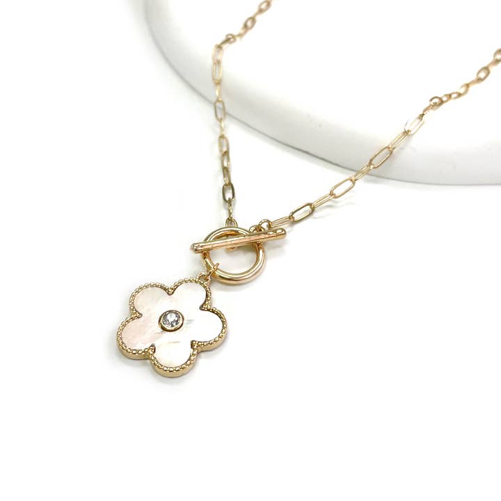 Pendentif en forme de fleur en nacre avec collier à chaîne à bascule pour la vente par StarryNYC