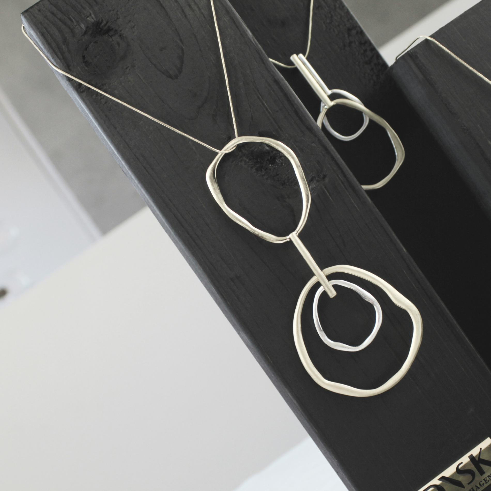 Dansk Copenhagen - Vendita all'ingrosso Collana con ciondolo/pendaglio - Collana Mega Statement regolabile a 2 toni Elysian IN:STORE con placcatura in argento7