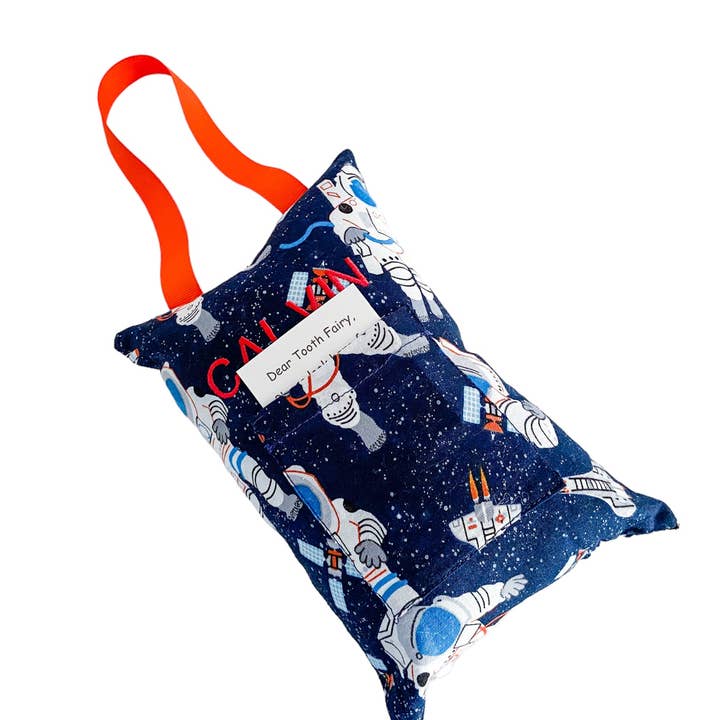 Coussin de Fée des Dents Astronaute dans l'Espace et Porte-Monnaie I The Enchanted Magnolia pour la vente par The Enchanted Magnolia