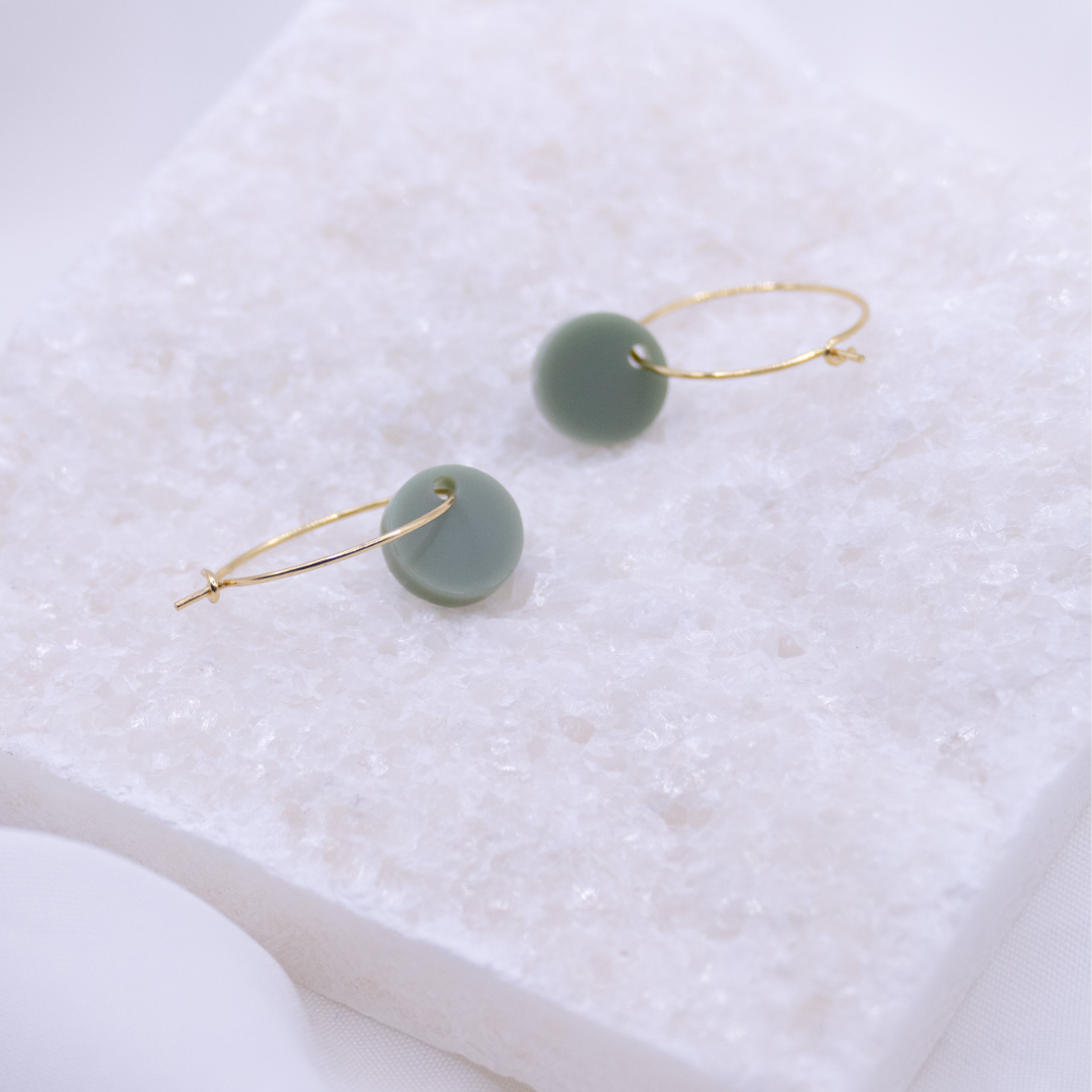 Tilda&Theo - Wholesale Dangle Earrings - Green creole circle - green dot earrings in gold2