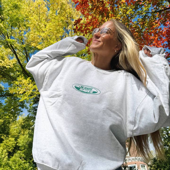 NIEUW! | "JESUS SAVES" RETRO SWEATER | ASGRIJS voor wholesale door He Would Love First