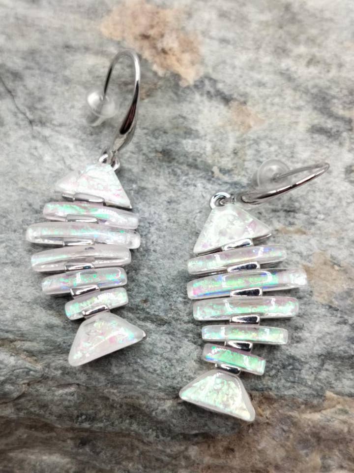 Orecchini a forma di pesce osso multicolore bianchi per la vendita all'ingrosso da parte di Captiva Blu Jewelry