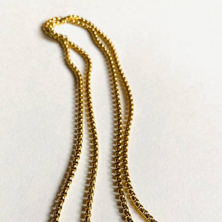 Fred halskæde, lang charme halskæde. Lagdeling halskæde for engroshandel hos Janine’s Jewelry Design