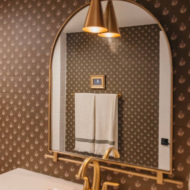 Mulberry Court Behang door Safari Natalia x Taddy Mikelaites voor wholesale door Loomwell Home Goods