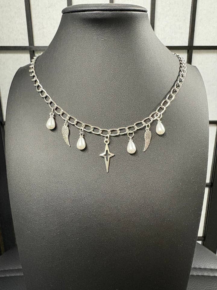 Collier Ras-du-Cou Chaîne Coulissante avec Pendentif Ange Gardien pour la vente par Ritual Chains