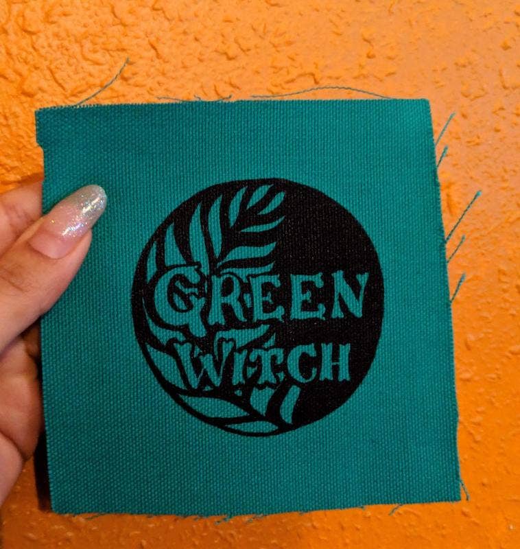 Microcosm Publishing & Distribution - Vente Écusson - Patch #249 : Sorcière Verte2