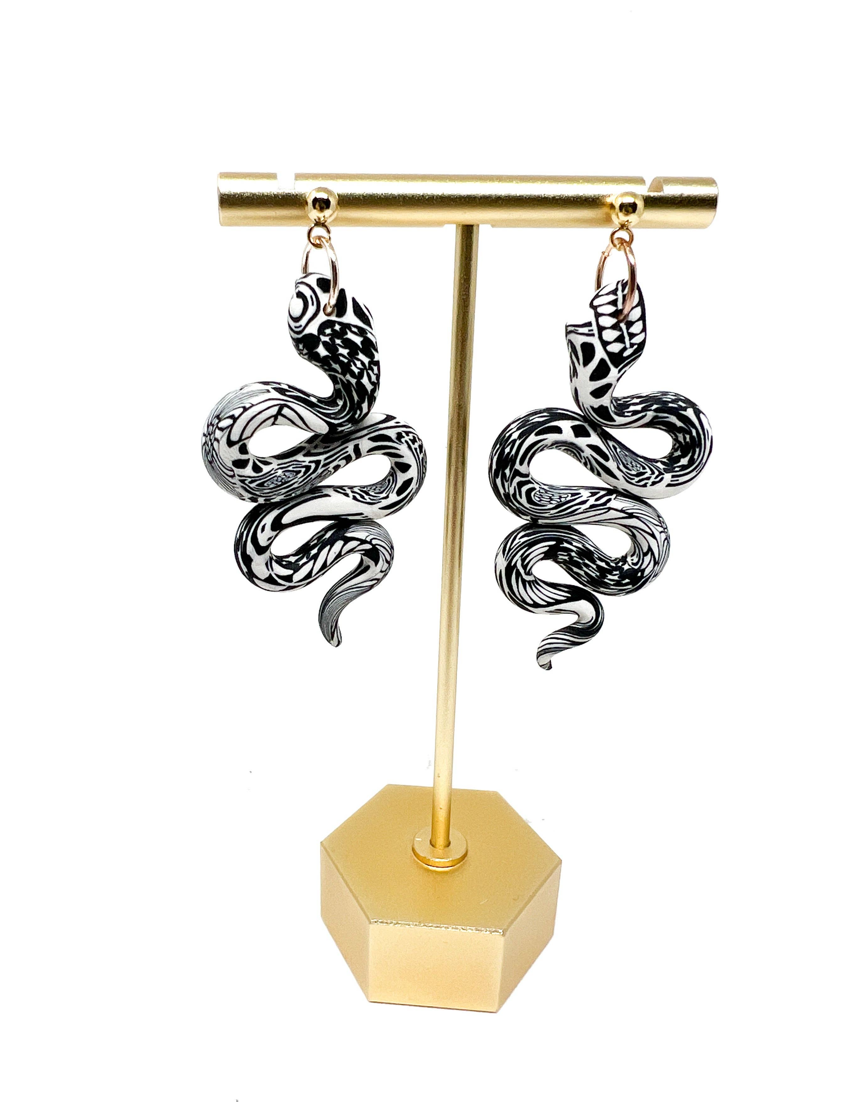 Hillside Studio - Venta al por mayor Pendientes colgantes - Pendientes Anya Snake, mezcla de patrones en blanco y negro3