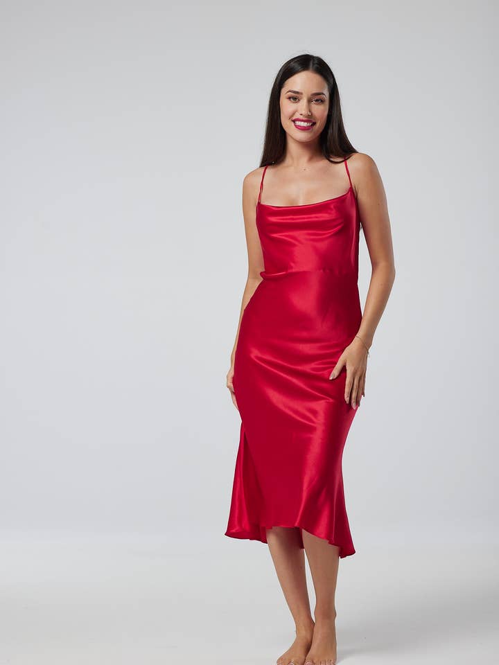 Rouge Robe élégante en soie rouge en vente sur Faire0