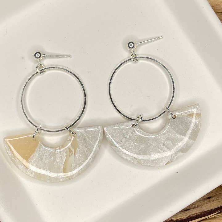 Créoles Pearl Arch pour la vente par Asselin Designs