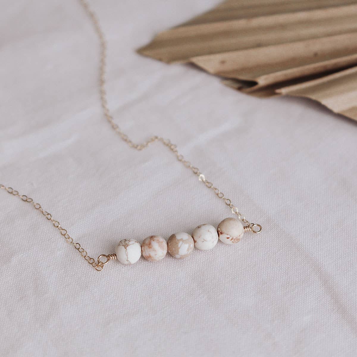 Eden Rae - Vente Colliers à pendentif - Collier barre de pierres précieuses en variscite blanche1